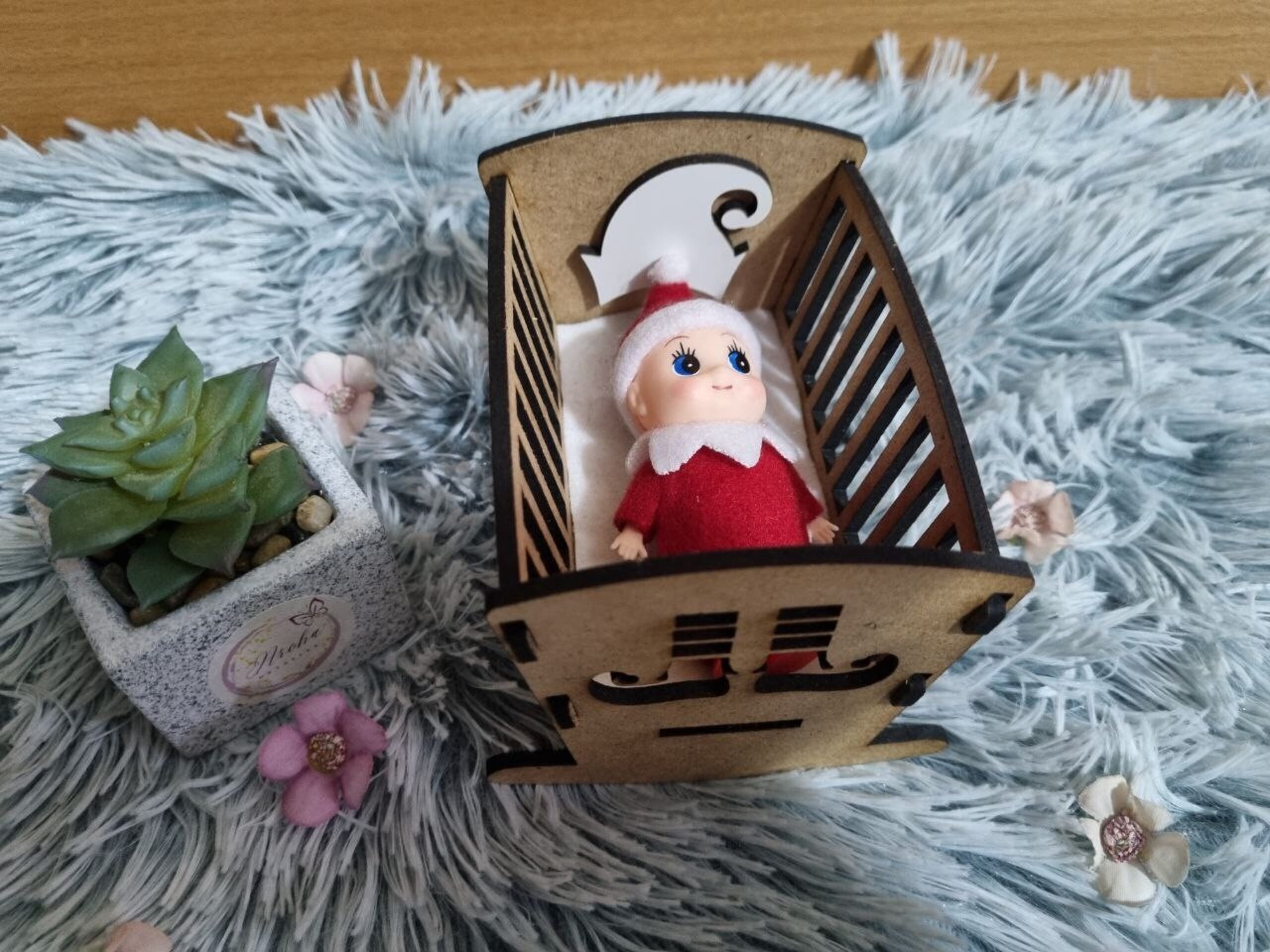 Bebé Elfo con Cuna de Madera - 3