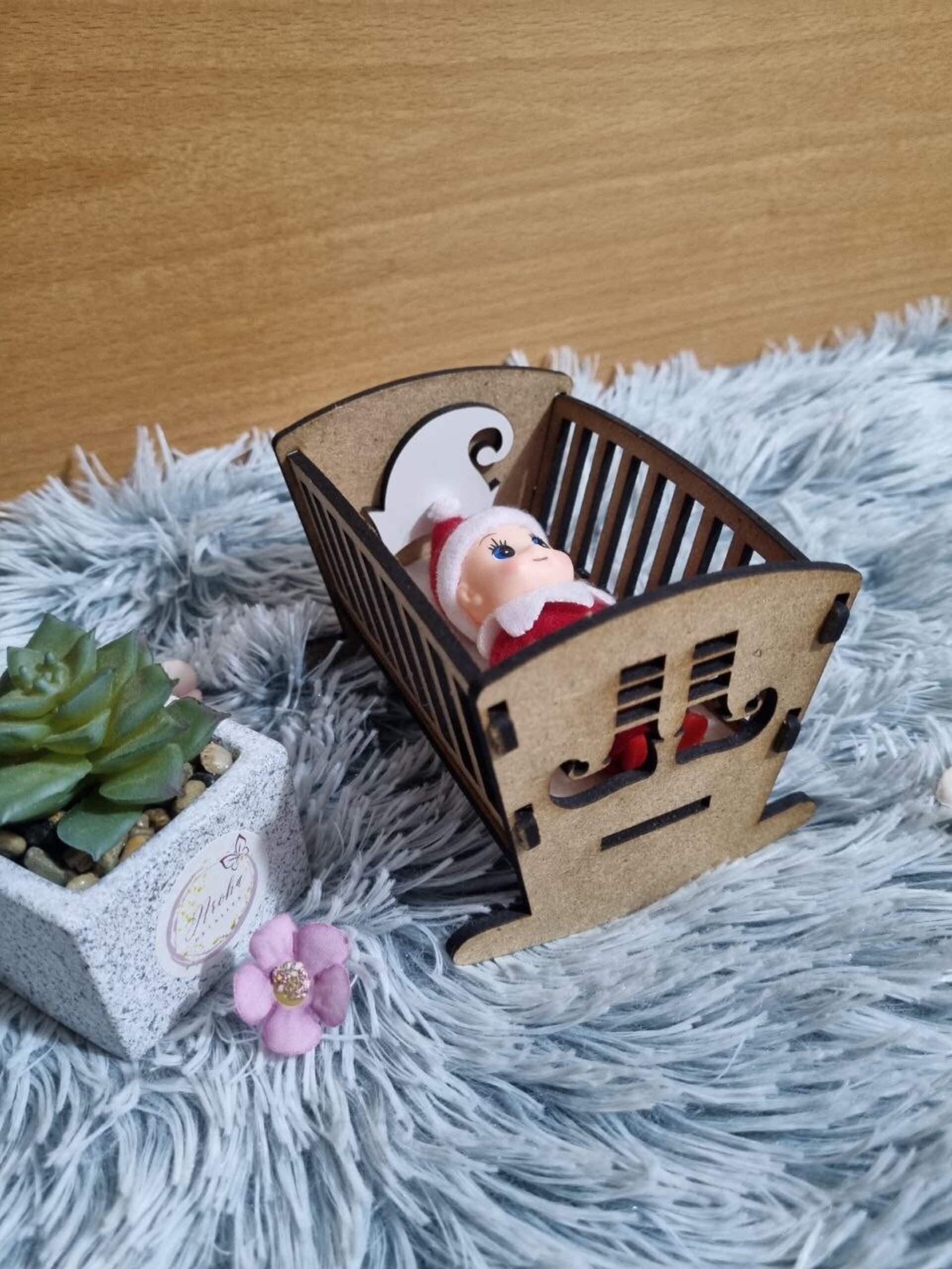 Bebé Elfo con Cuna de Madera - 2